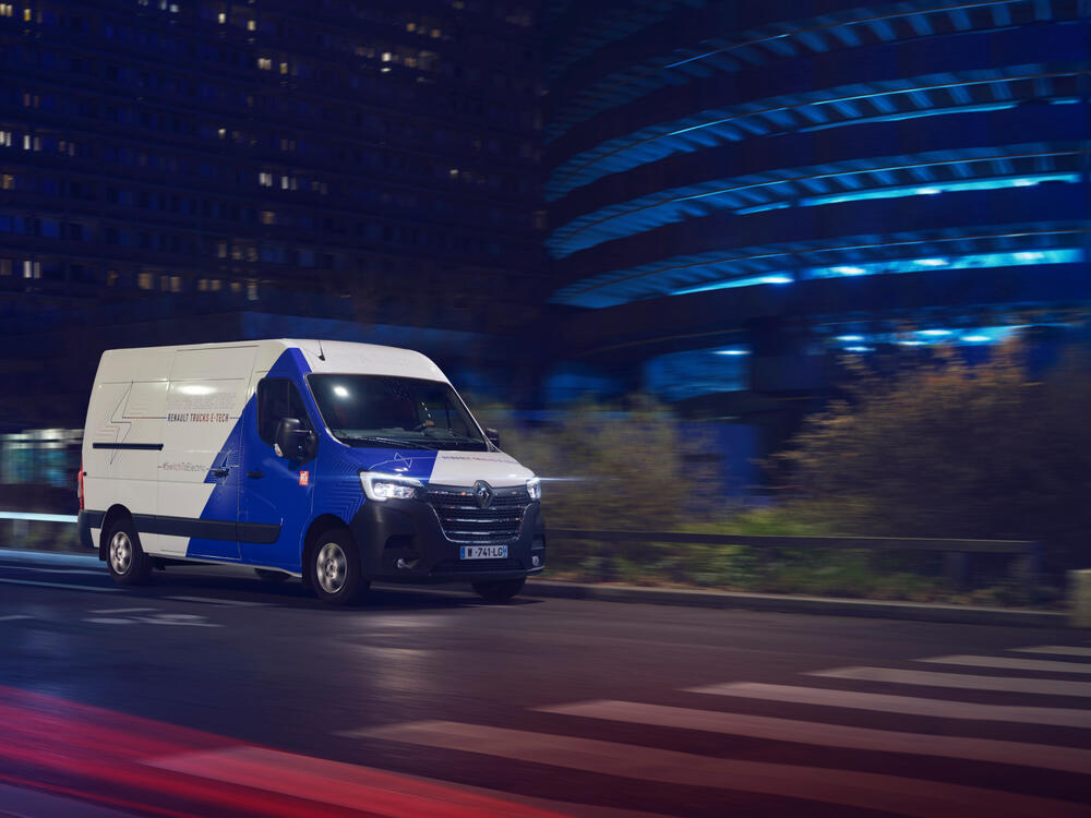 Nijwa-renault-master-e-tech-rijdend-'s-nachts