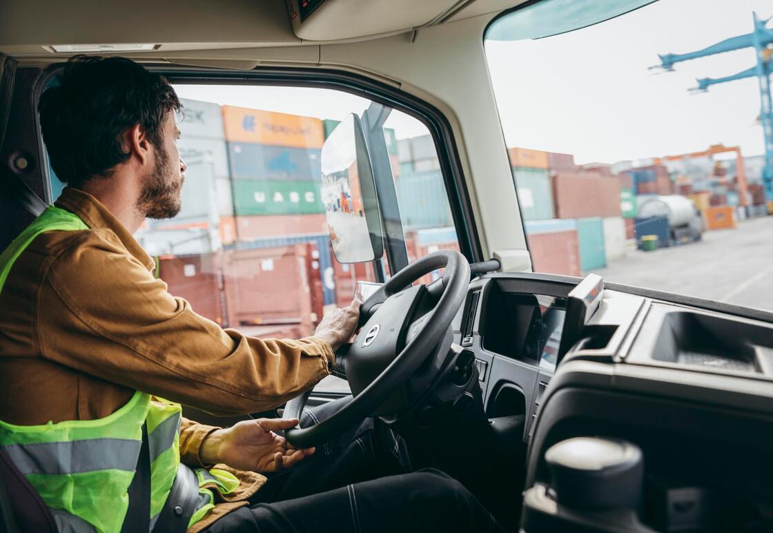 nijwa-volvo-fm-chauffeur