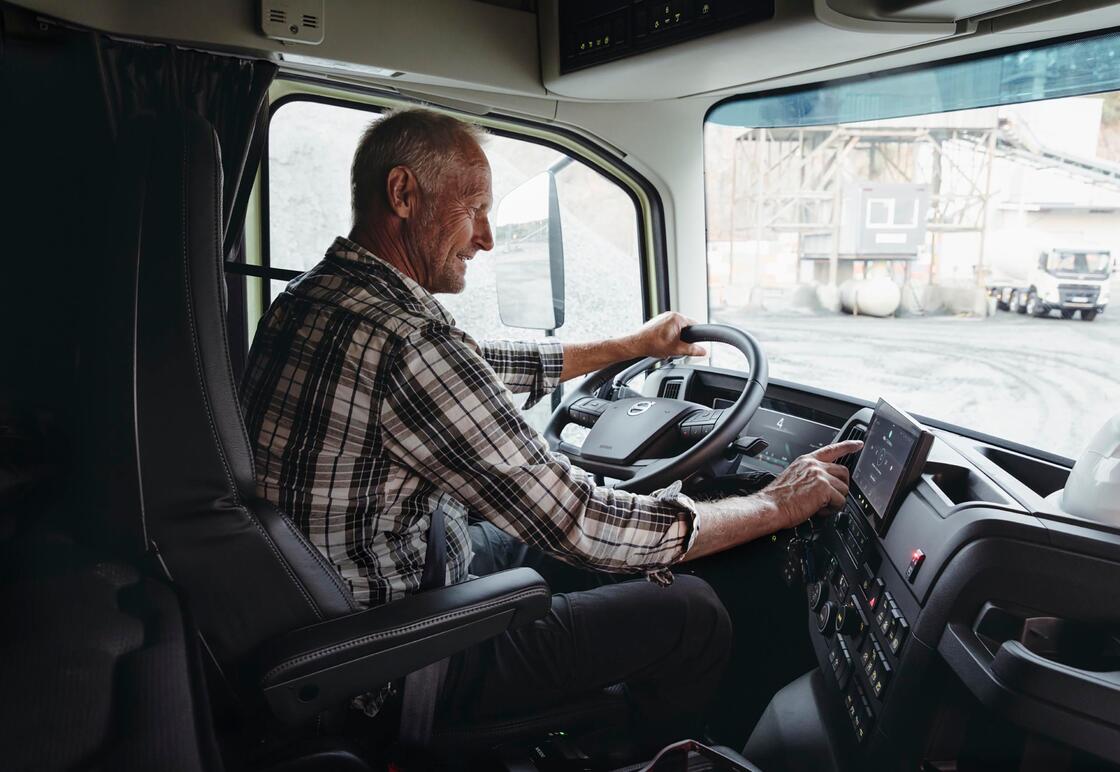 nijwa-volvo-fmx-chauffeur-display