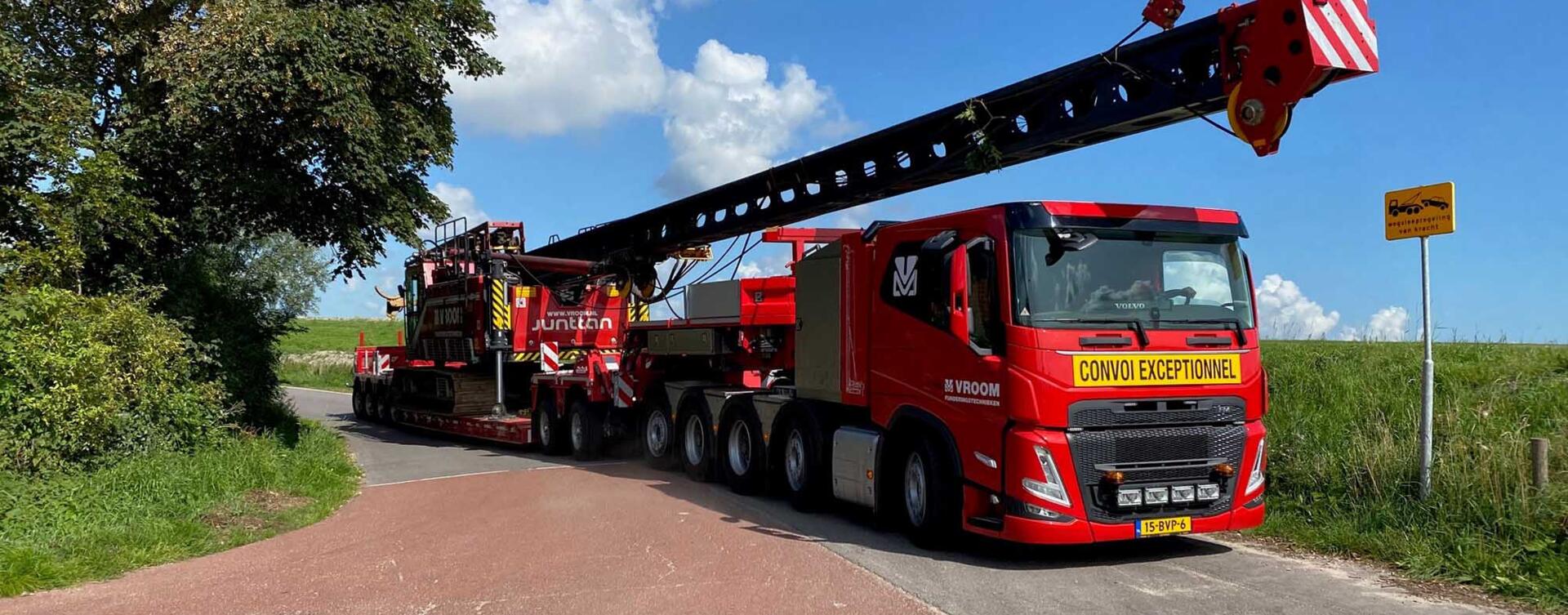 Vroom Funderingstechnieken kiest opnieuw voor Volvo Trucks met FM 10x4 zwaartransporttrekker