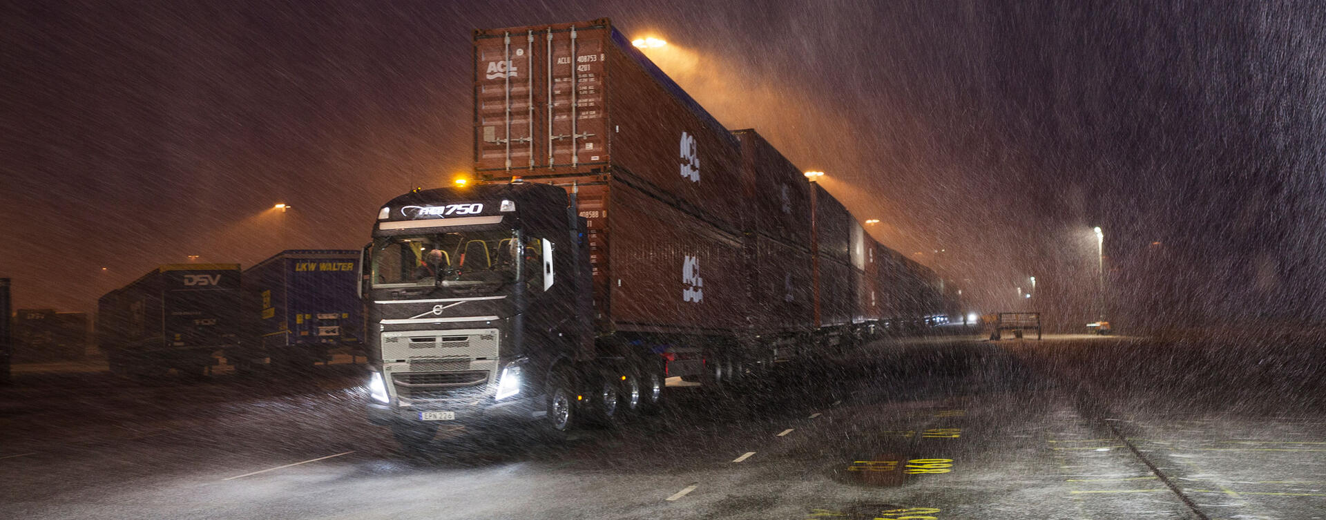 Volvo FH16 met de nieuwe I-Shift met kruipversnellingen trekt vanuit stilstand 750 ton