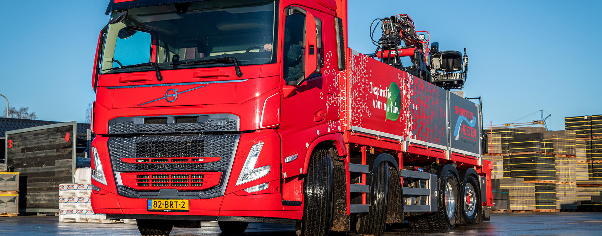 Showtuin Heeten brengt sierbestrating thuis met nieuwe Volvo FM