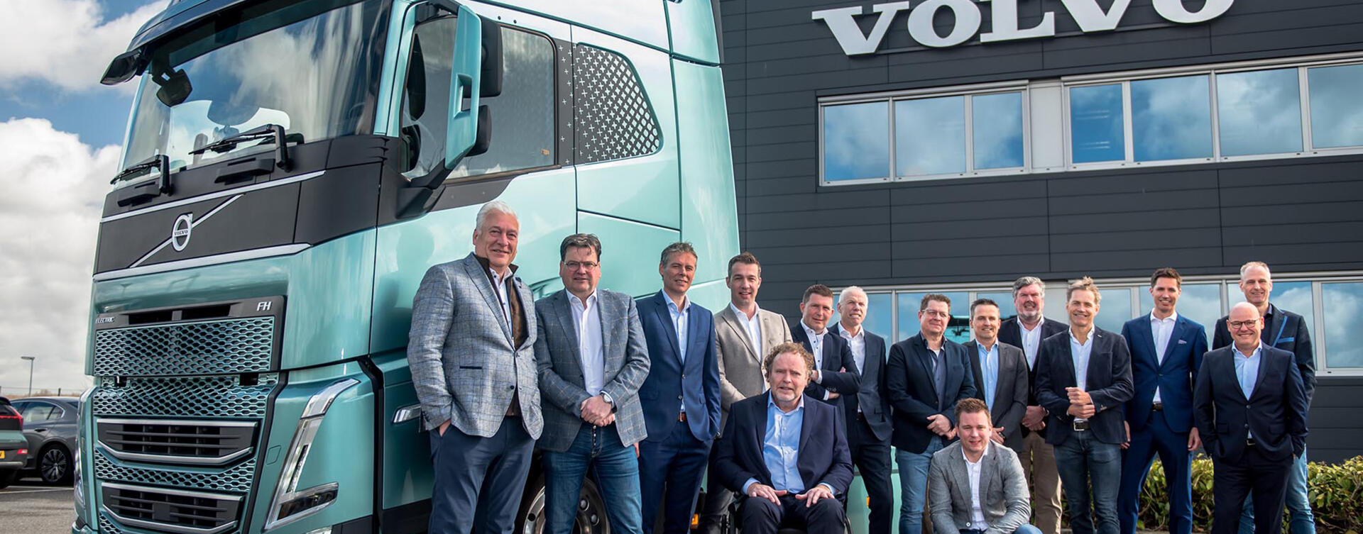 Volvo Trucks Nederland en haar dealers tekenen nieuw dealercontract dat de toekomst van beide bedrijven versterkt