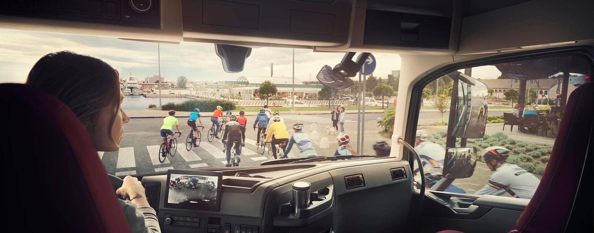 nijwa-volvo-fm-chauffeur-veiligheid-fietsers
