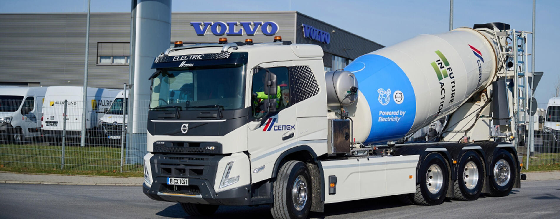 Volvo Trucks levert de eerste elektrische betonmixer voor zwaar gebruik aan CEMEX