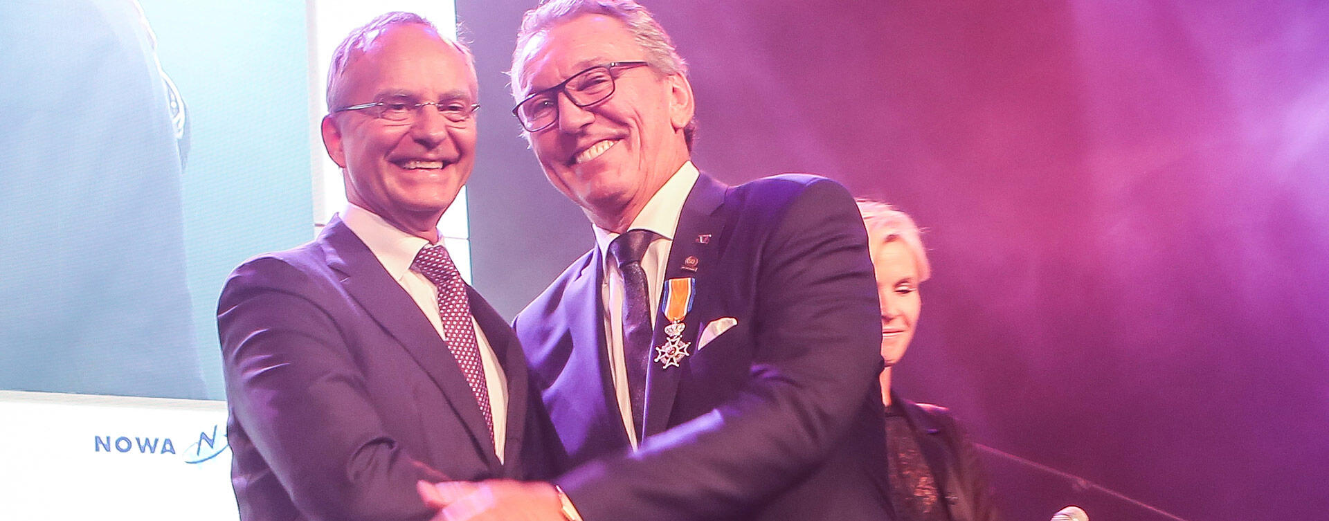 Minister Kamp start jubileumjaar Nijhof-Wassink en Nijwa met uitreiking koninklijke onderscheiding