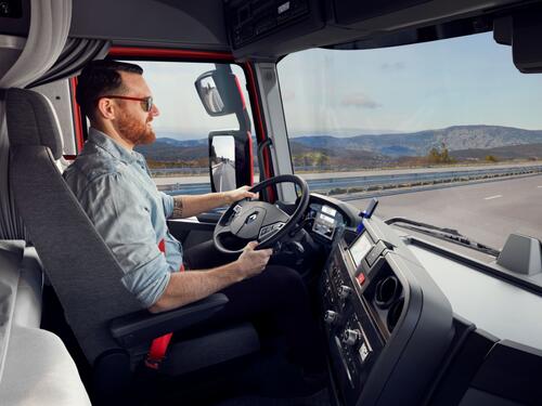 Chauffeur in nieuwe Renault Truck