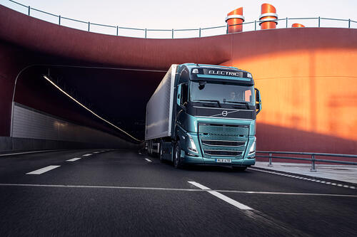 volvo-fh-electric-op-weg-viaduct