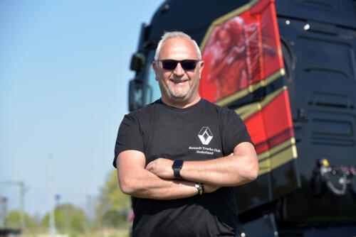 Trotse Hans Brolsma voor zijn Renault-truck
