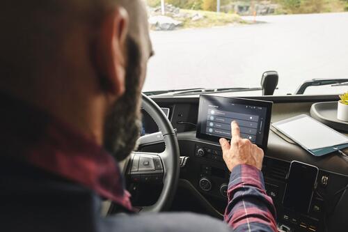 nijwa-volvo-fh-interieur-display-chauffeur