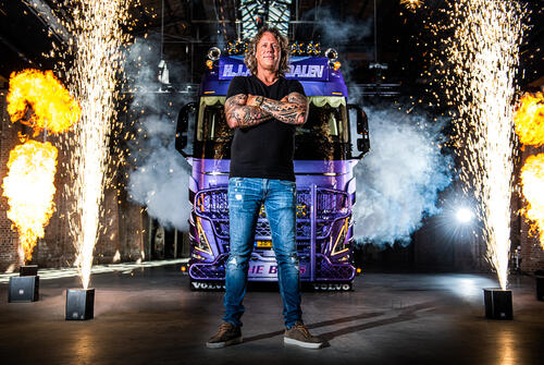 harry-van-dalen-voor-zijn-nieuwe-volvo-fh16
