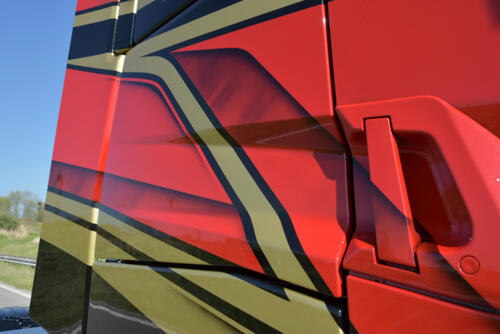 Detail spuitwerk met gouden lak