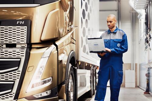 Nijwa-Volvo-Service-Contracts-Golden-truck