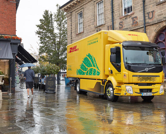 volvo-fl-electric-dhl-engeland-winkelstraat