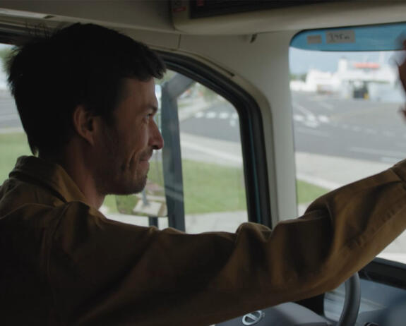 stop-look-wave-volvo-trucks-header