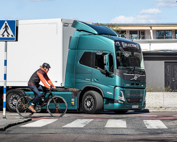 volvo-fm-met-botswaarschuwing volvo-fm-met-botswaarschuwing
