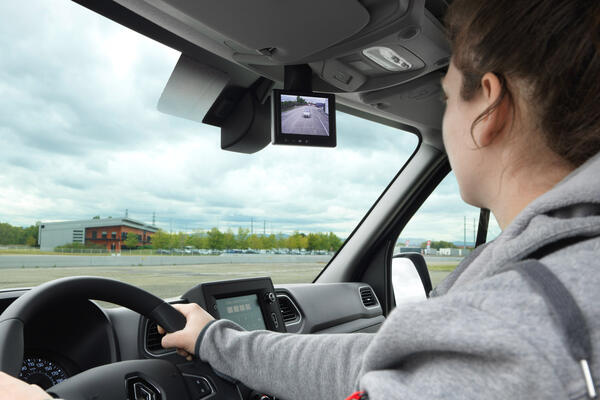 Nijwa-Renault-Master-bedrijfswagen-met-dubbele-cabine-tabs-veiligheid